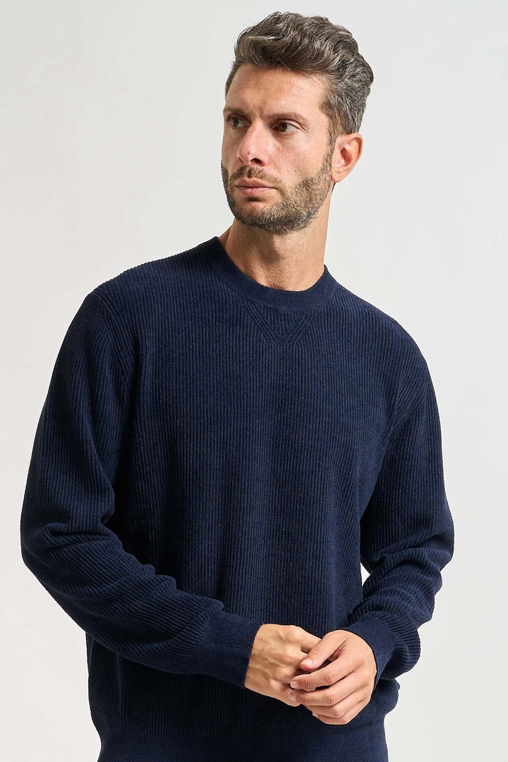 Homme portant un Chandail à col rond côtelé effet velours P-Horso, couleur bleu marine, style élégant et moderne.