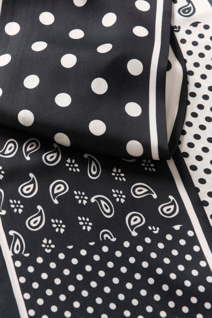 Foulards étroits à motifs variés