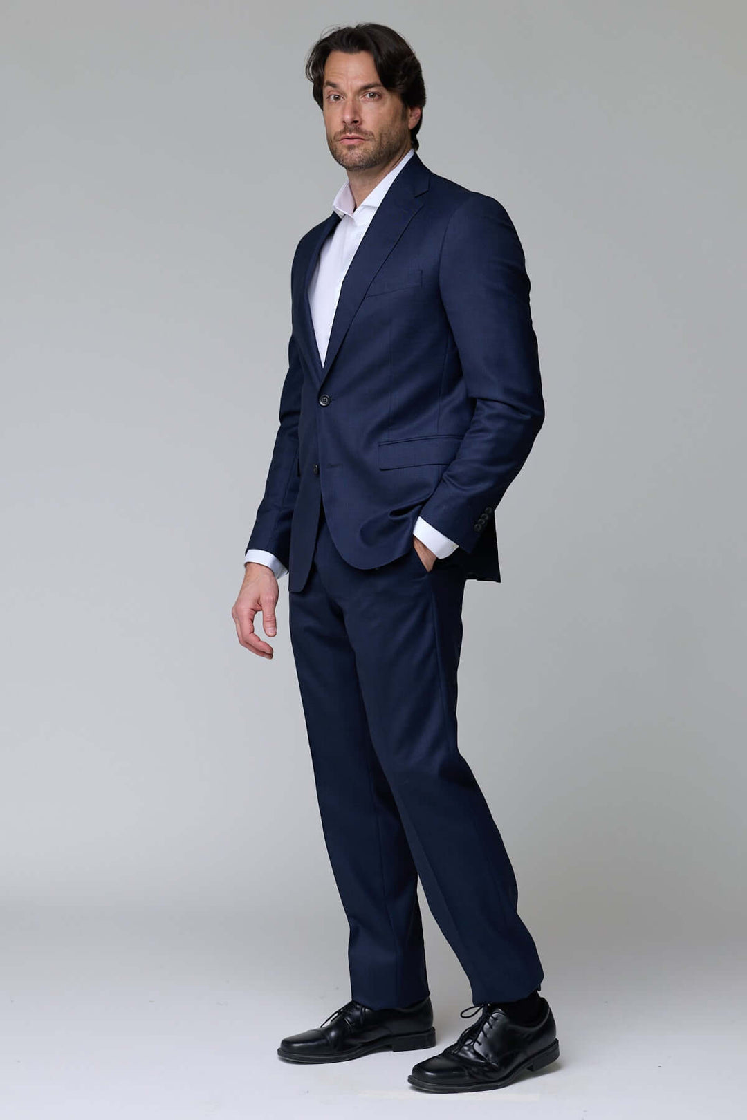 Complet classique deux pièces en tissu fluide, coupe ajustée, idéal pour le bureau et événements formels, raffinement et polyvalence.