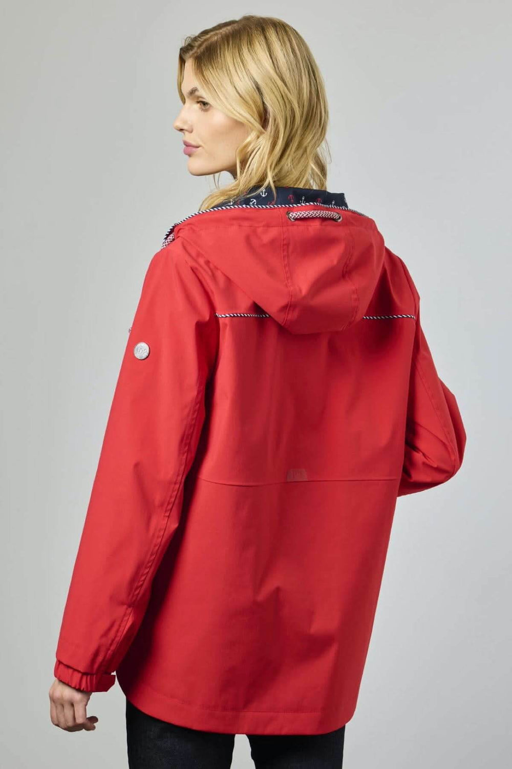 Femme portant une veste rouge vue de dos, style moderne. Focus sur le produit 2290-88. Décris moi le produit en français.