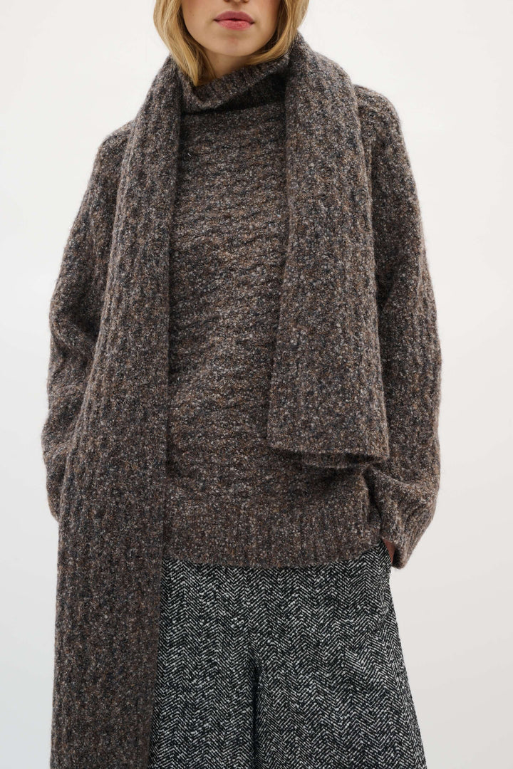 Foulard Graia en maille texturée porté avec élégance pour une allure moderne et chaleureuse, parfait pour la saison froide.