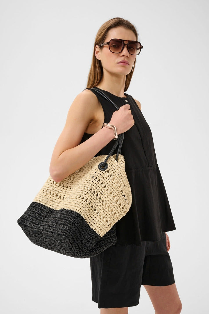 Front view of the beige straw handbag Inwear with buckle closure - Valérie Simon