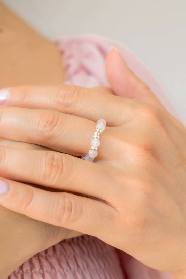 Bague élastique Be Bubbly en argent sterling et perles de quartz rose, élégante et raffinée.