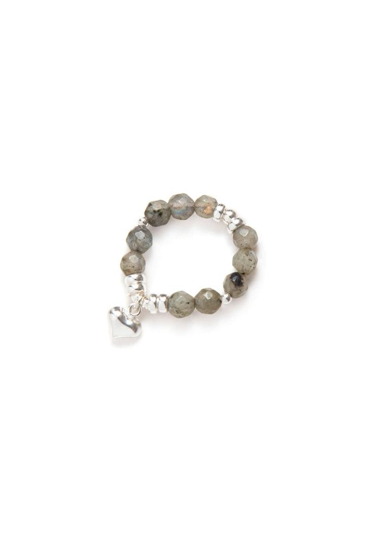 Bague élastique Be Tender en labradorite avec breloque en cœur, collection Bohemian Flair.