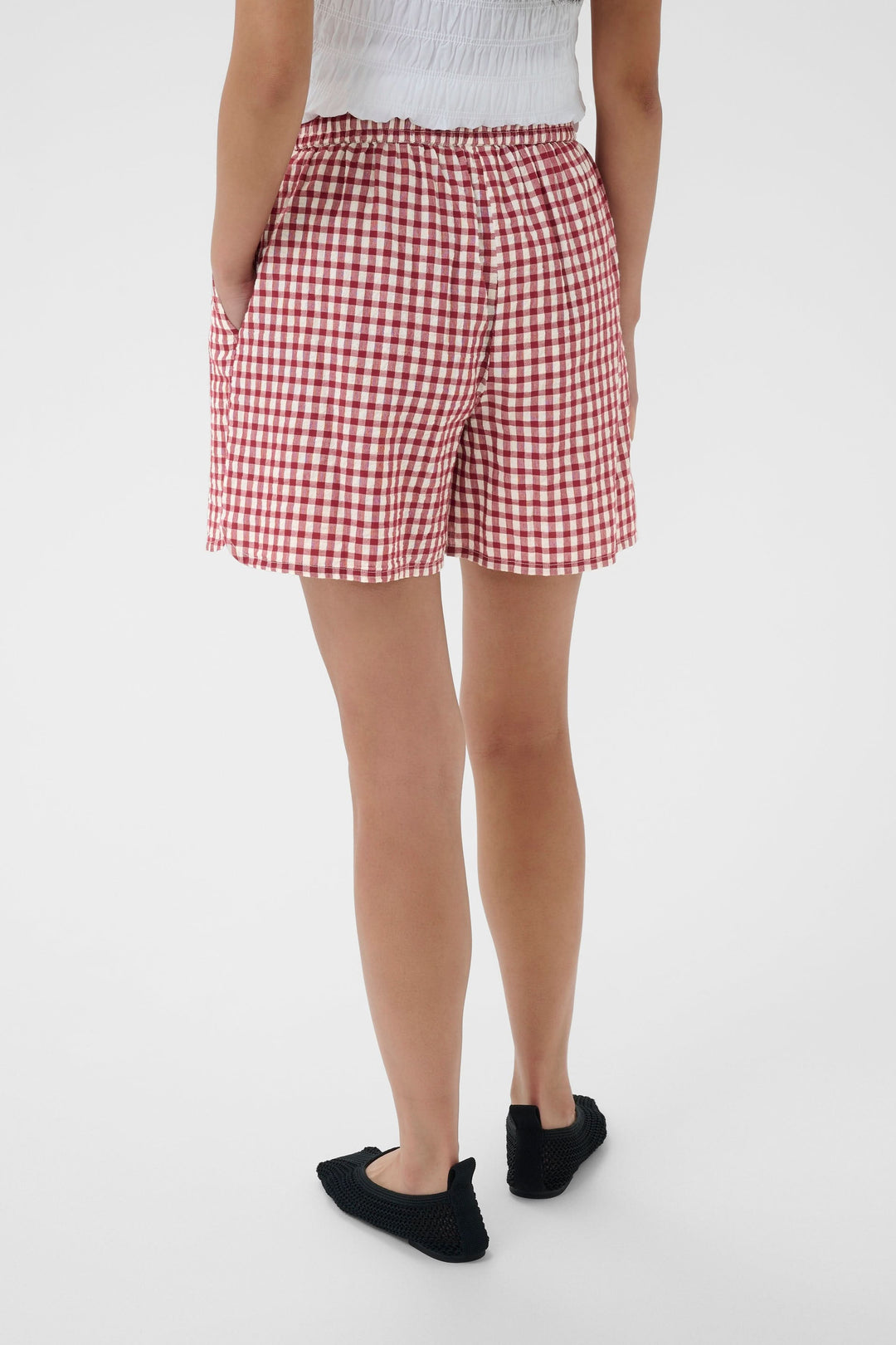 Bermuda Bigi à carreaux taille élastiquée en lin et coton, motif à carreaux rouge et blanc, coupe ample, longueur mi-cuisse, poches latérales.