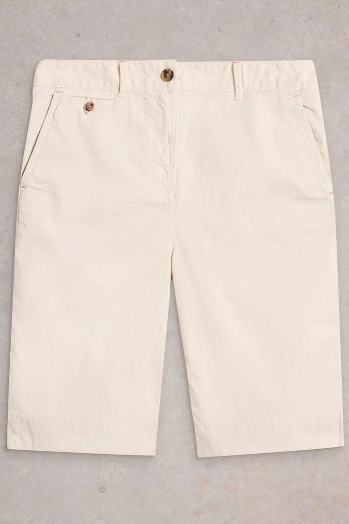 Bermuda en coton naturel de couleur crème, coupe au-dessus du genou, avec poches italiennes.