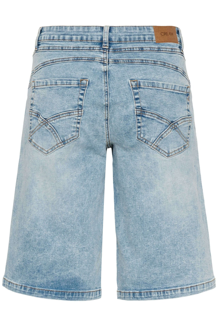 Bermuda Joani en denim bleu, coupe droite et longueur au genou, pour un style confortable et structuré dans une garde-robe estivale.