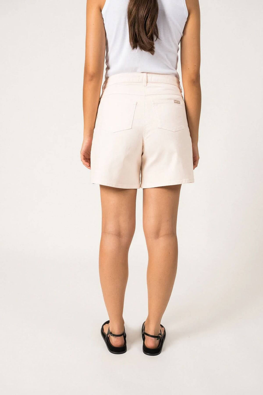 Shorts Pearl en coton sergé, coupe droite, taille haute, pour un look estival élégant et confortable.