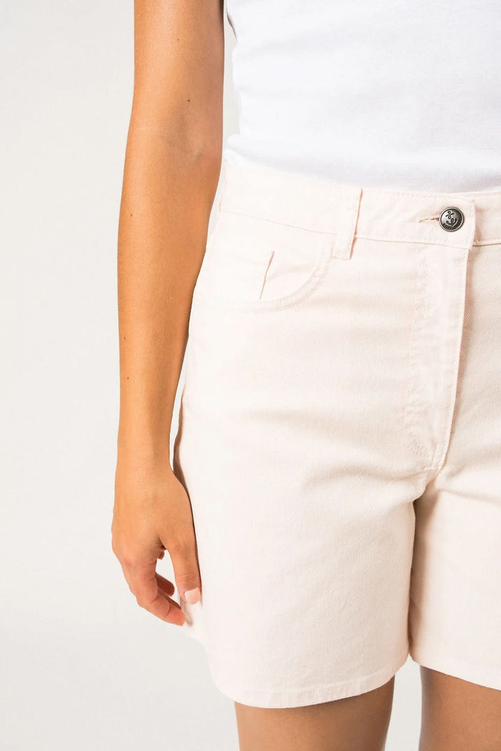 Shorts Bermuda Pearl en coton sergé, taille haute, coupe droite et élégante, parfaits pour l'été.