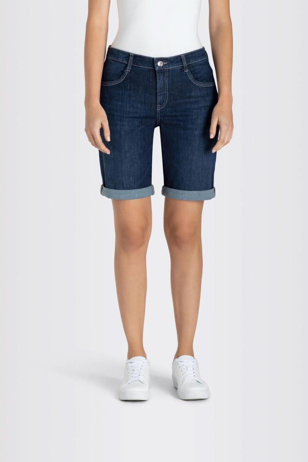 Bermuda short en denim bleu foncé avec revers, idéal pour un look décontracté et chic cet été.