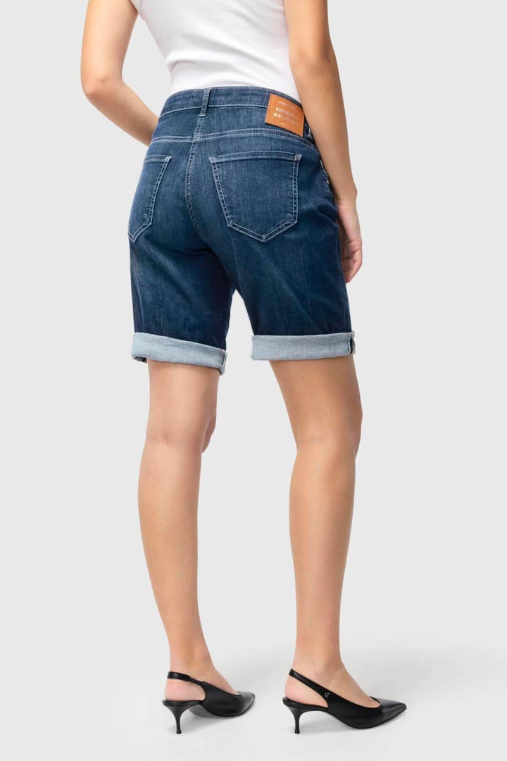 Bermuda en denim ajusté, revers soigné, taille régulière, vue arrière d'un modèle.