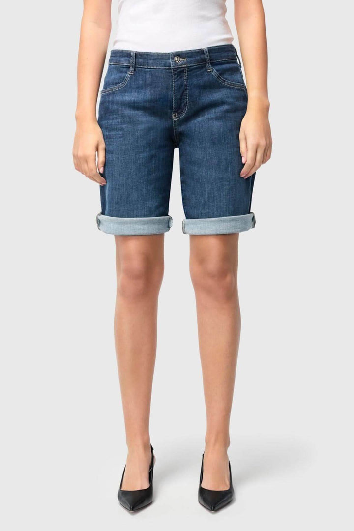 Bermuda en denim ajusté pour femme avec revers, taille régulière, idéal pour un look décontracté chic.