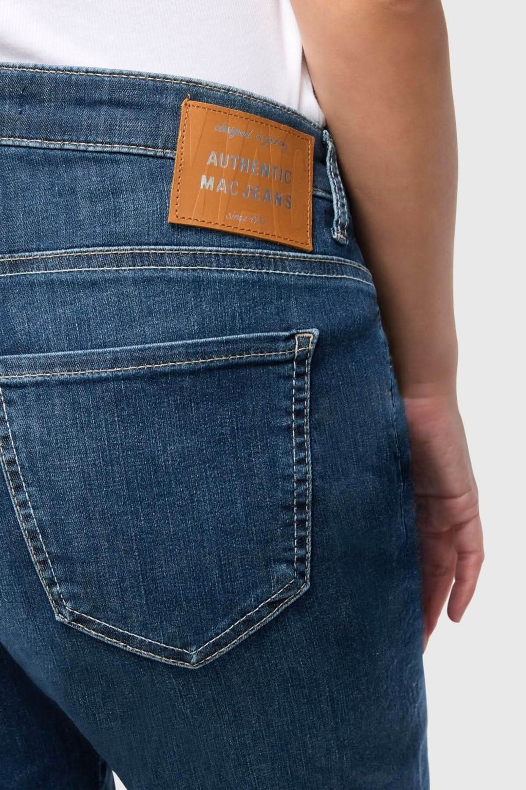 Détail de l'arrière d'un bermuda en denim avec étiquette d'authenticité, coupe élégante et confort optimal.