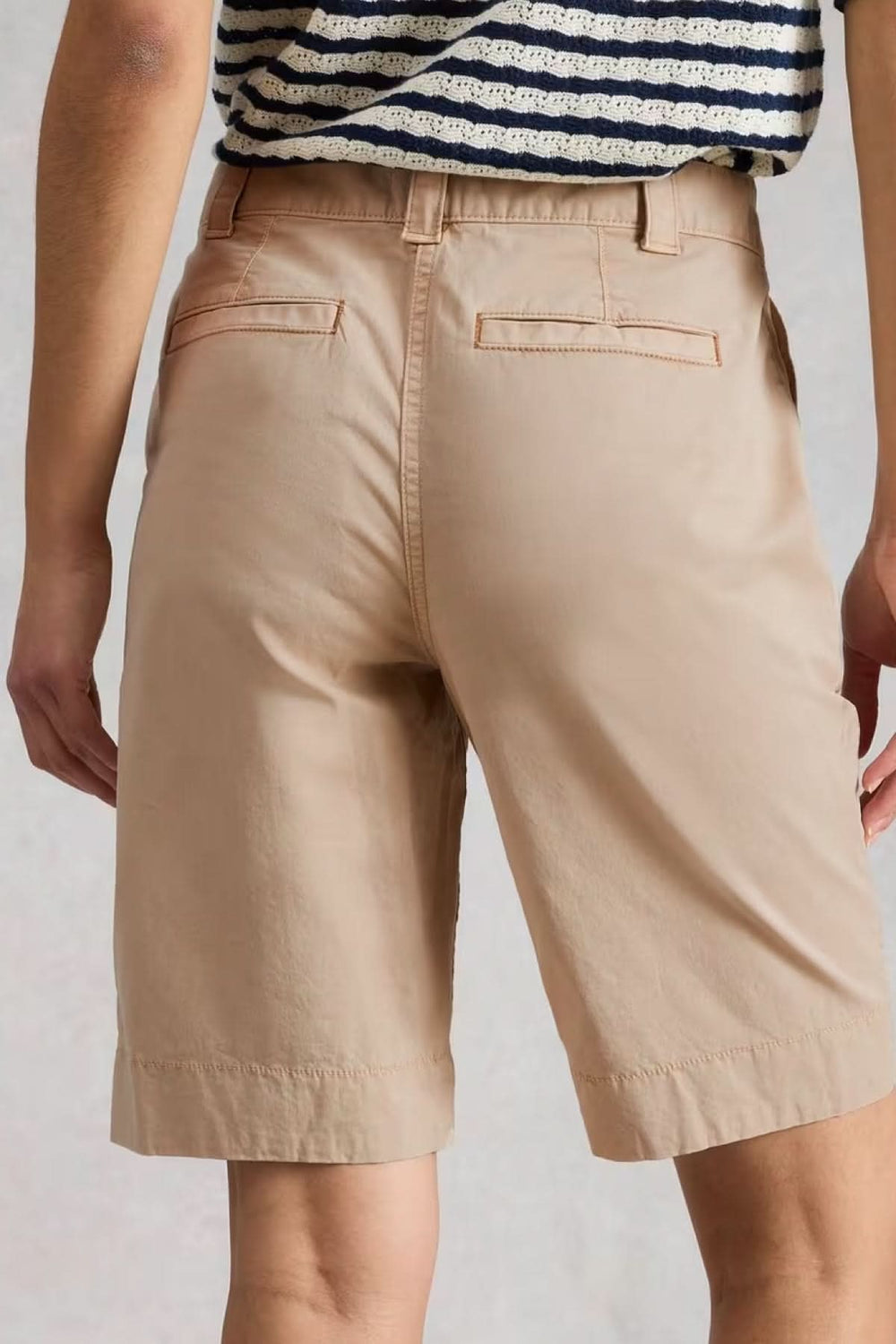 Bermuda chino coupe droite en tissu souple, idéal pour l'été, vue arrière montrant poches et coupe au genou.