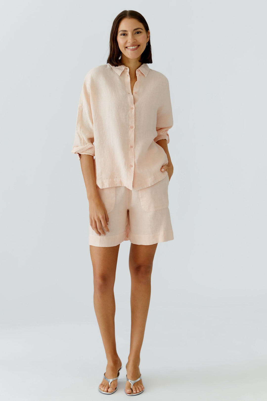 Femme portant un Bermuda coupe moderne assorti d&