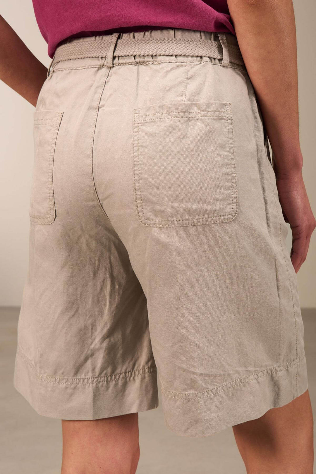 Bermuda décontracté beige avec taille ajustable et poches latérales, parfait pour les jours d'été.