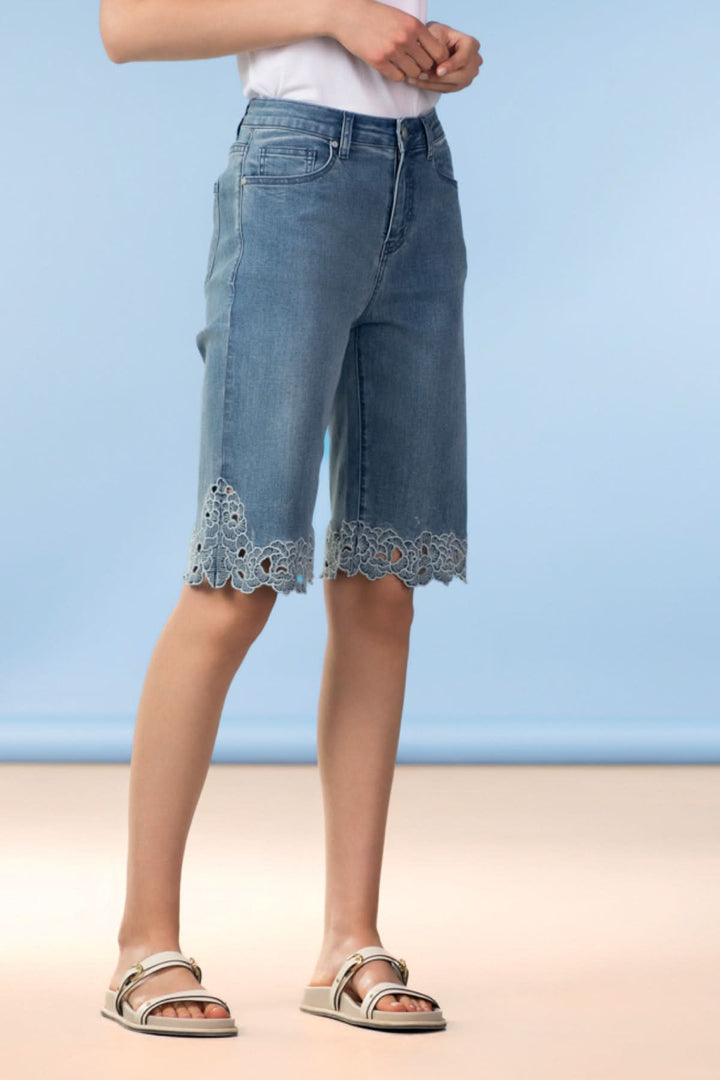 Bermuda en denim à finitions brodées avec détails délicats, parfait pour un look raffiné et féminin, facile à porter au quotidien.