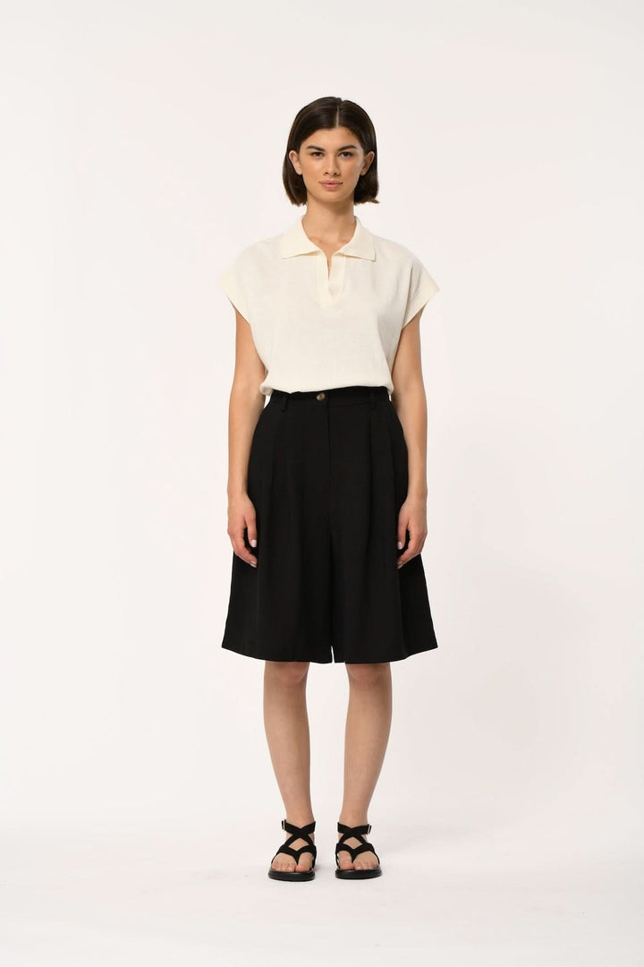 Femme portant Bermuda fluide taille haute LAO noir, coupe élégante et légère avec plis à l&