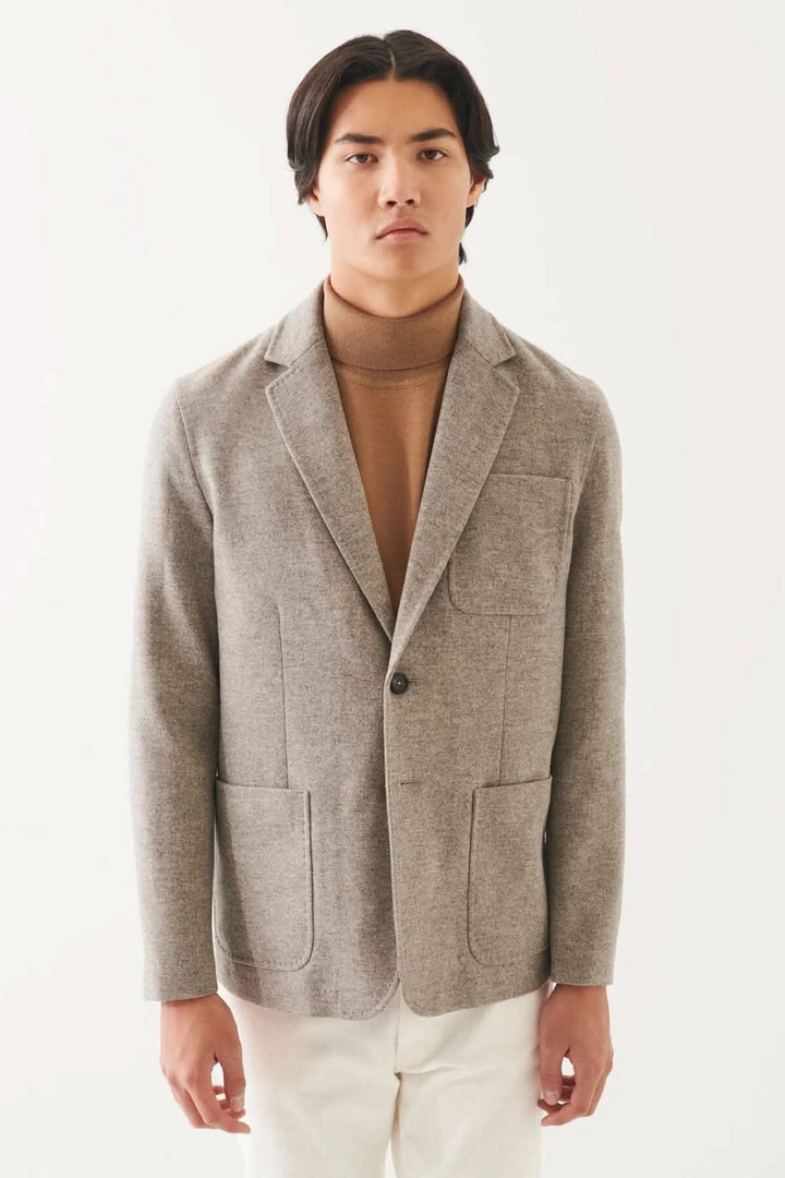 Blazer en laine à deux boutons, de couleur grise, avec poches plaquées et style oversize, parfait pour un look raffiné.