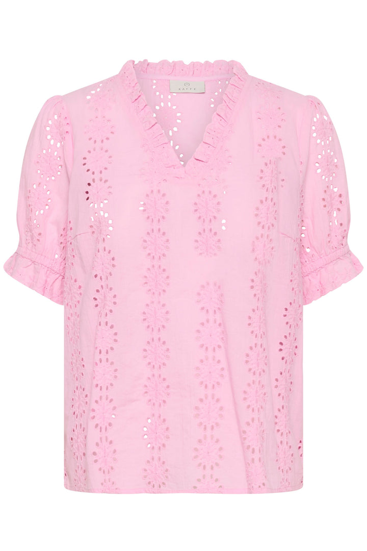 Blouse Dona brodée à manches courtes avec encolure volantée en rose, avec broderies ajourées et manches élastiquées.