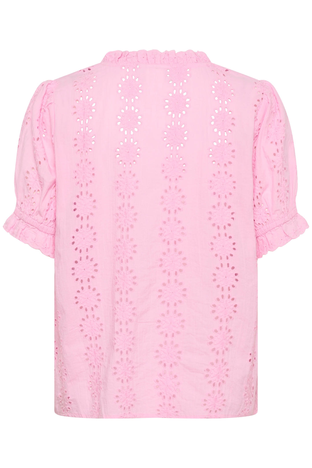Blouse Dona brodée à manches courtes avec encolure volantée en tissu rose avec broderies ajourées et ourlet élastiqué.