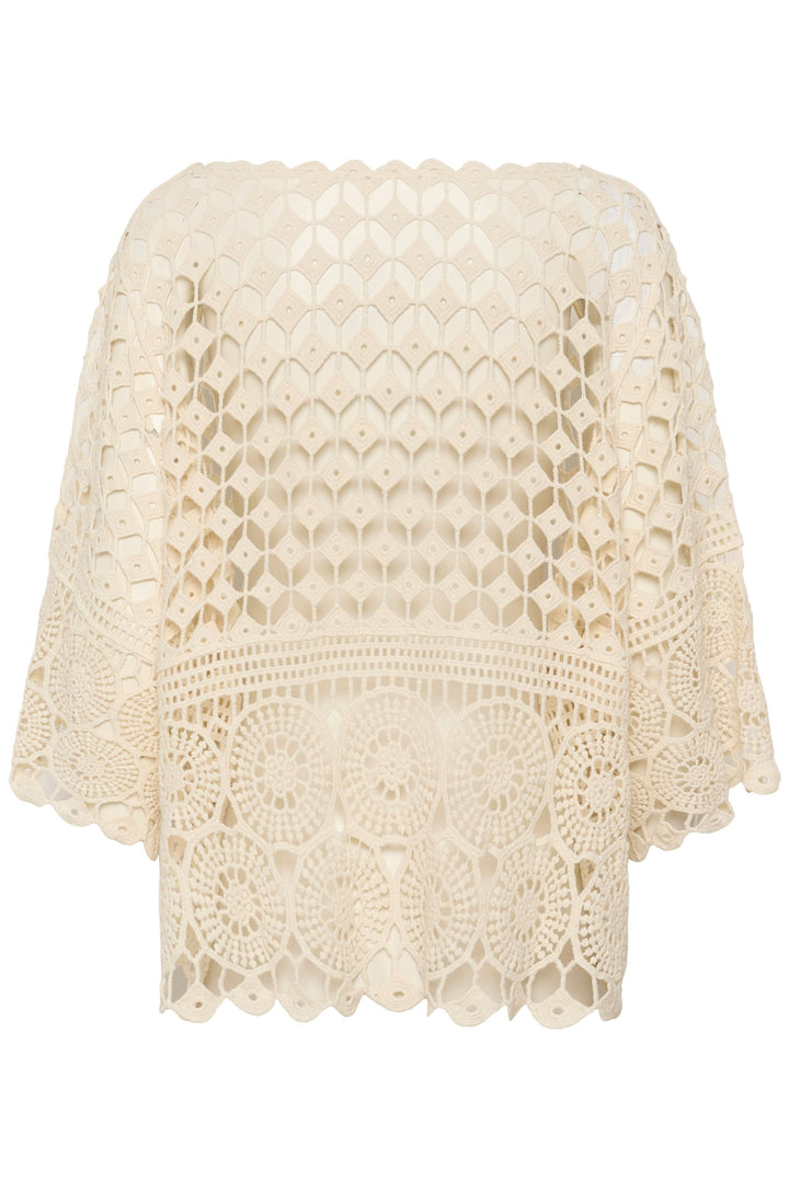 Blouse Gina en crochet ajouré avec motif délicat, manches trois-quarts et ourlet festonné, style bohème et féminin.