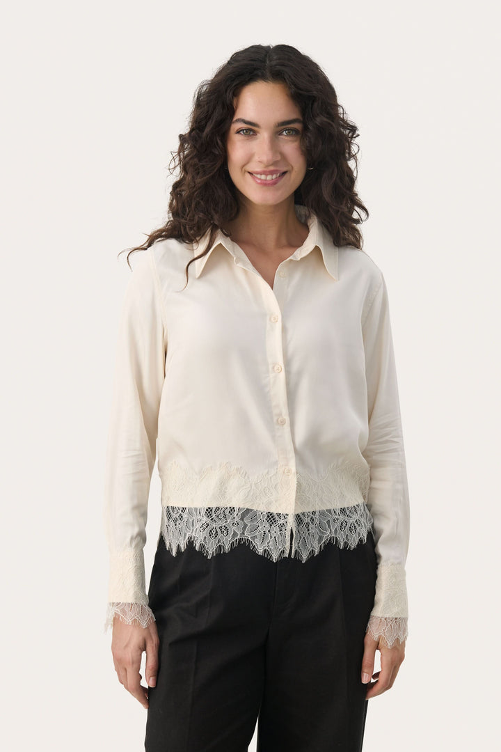 Blouse Lenina élégante en tissu léger avec dentelle, manches longues et fermeture à boutons, look sophistiqué.
