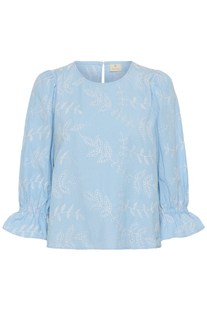Blouse Marlee brodée à manches trois-quarts en coton bleu avec broderies délicates sur fond uni, col rond et manches froncées.