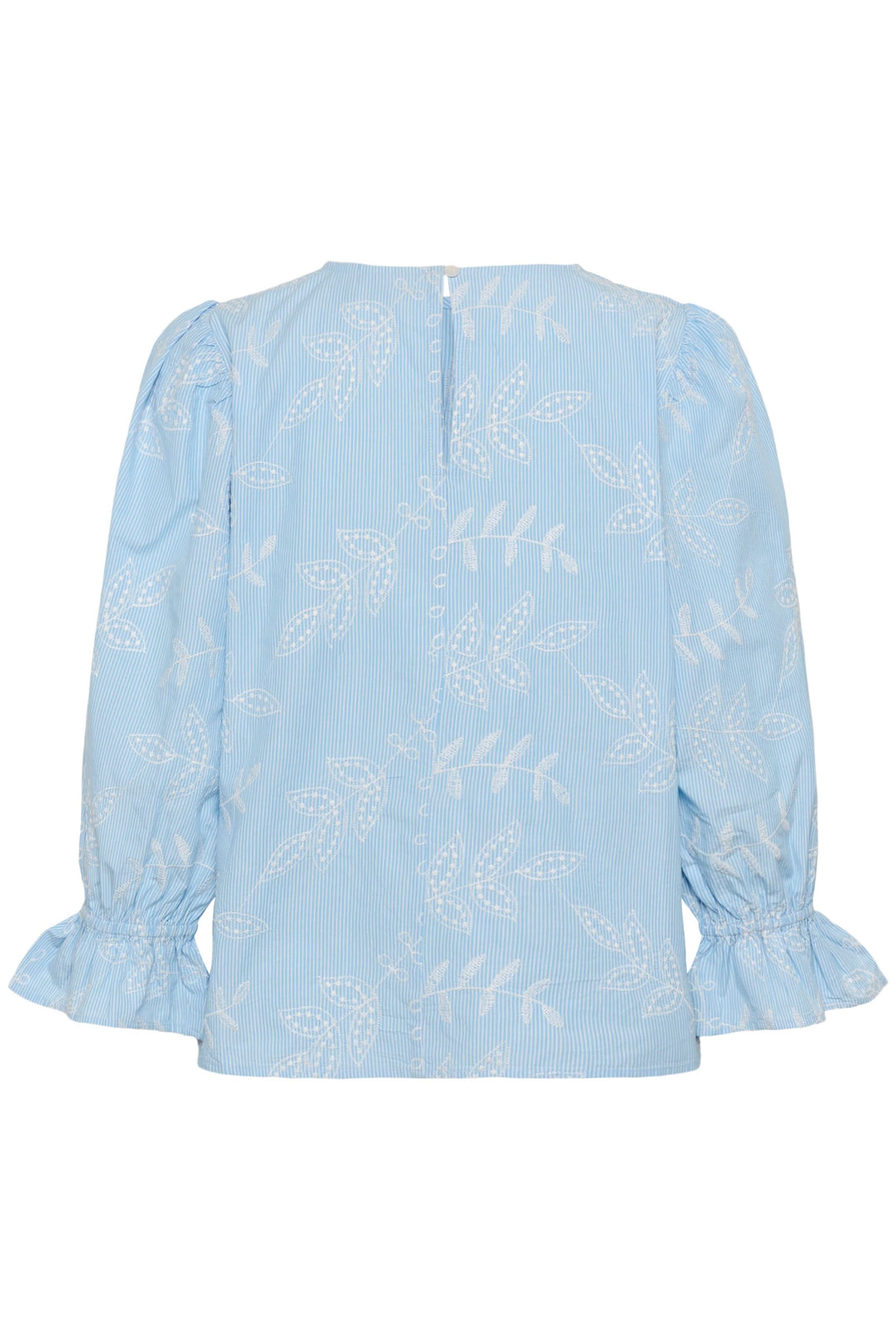 Blouse Marlee brodée à manches trois-quarts en bleu clair avec broderies délicates et manches froncées, vue arrière du design élégant.