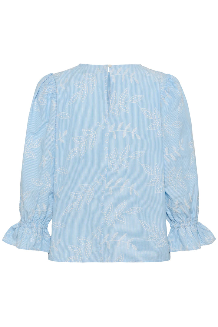 Blouse Marlee brodée à manches trois-quarts en bleu clair avec broderies délicates et manches froncées, vue arrière du design élégant.