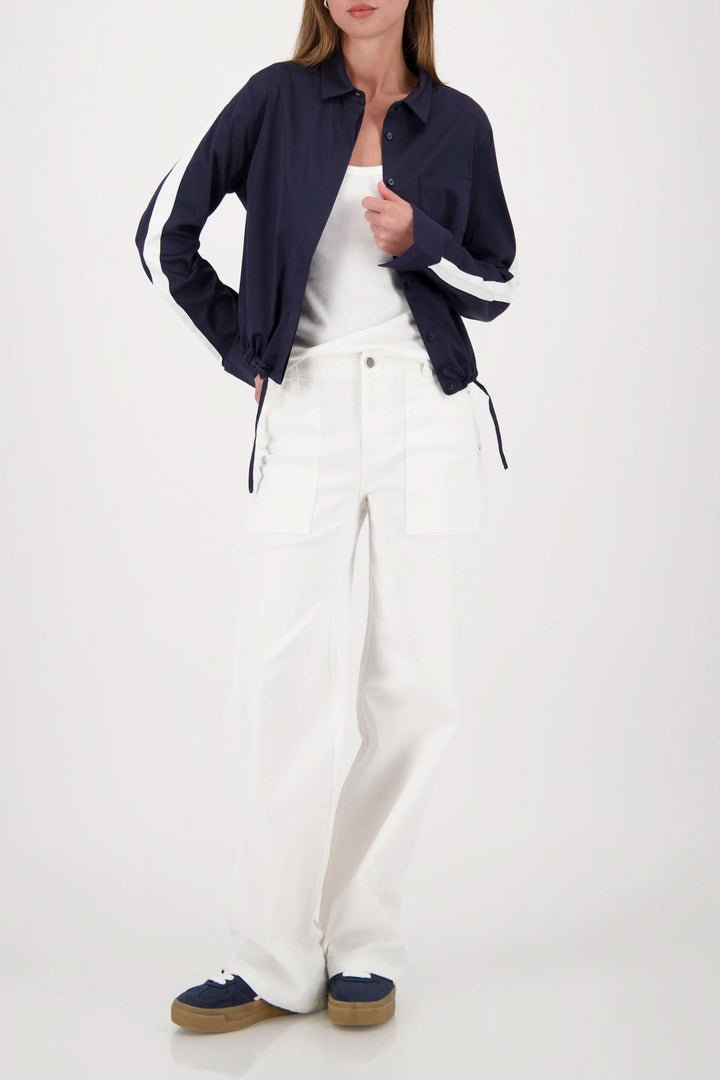 Blouse courte à cordon ajustable portée sur mannequin avec pantalon blanc, vue de face.