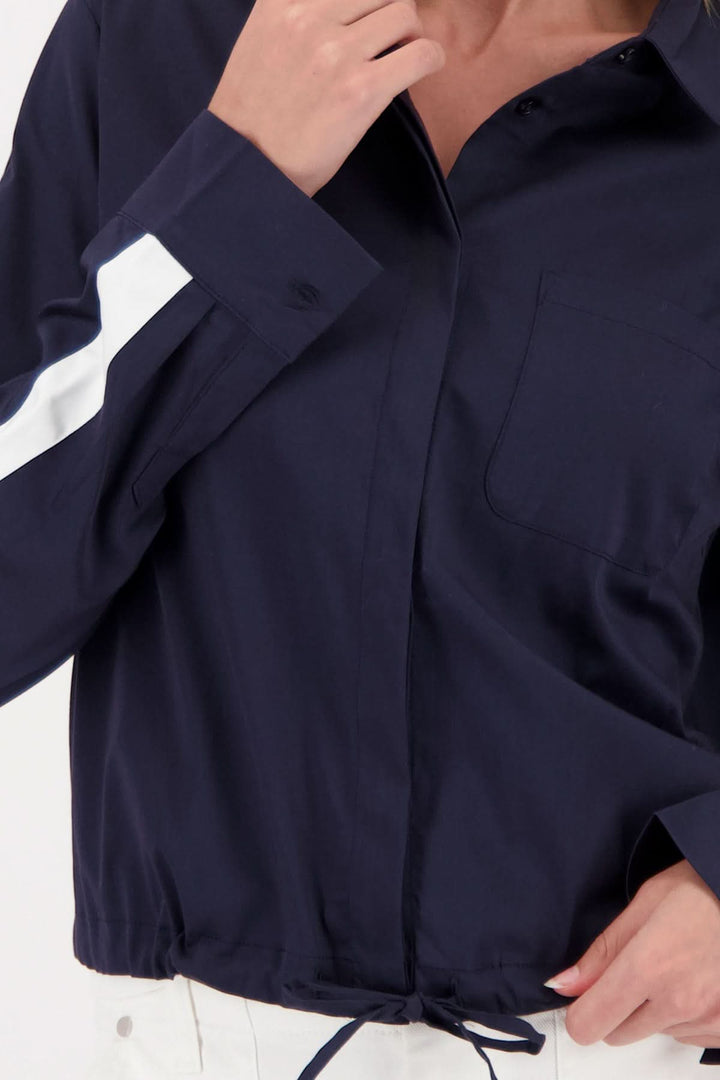 Blouse courte à cordon ajustable avec col classique et poche poitrine, coupe moderne pour un style décontracté et tendance.