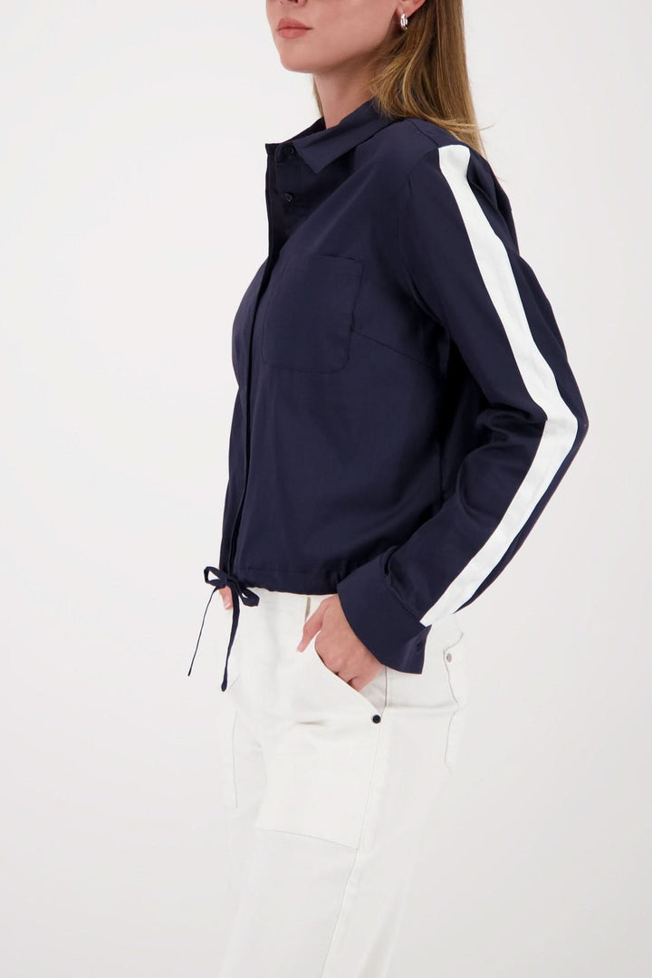 Blouse courte à cordon ajustable bleu marine avec rayures blanches, manches longues et col chemise classique