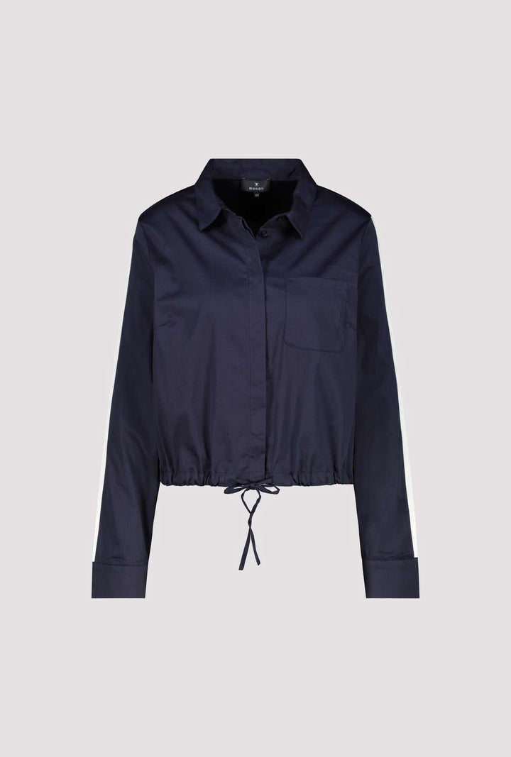 Blouse courte à cordon ajustable noire avec col chemise classique et poche poitrine, coupe moderne et bas modulable.