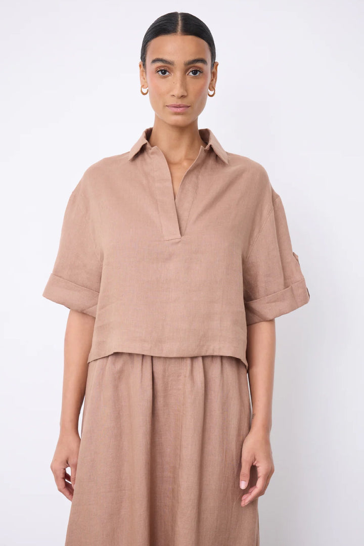 Blouse courte en lin à col ouvert avec manches courtes et encolure en V, idéale pour un look décontracté et élégant.