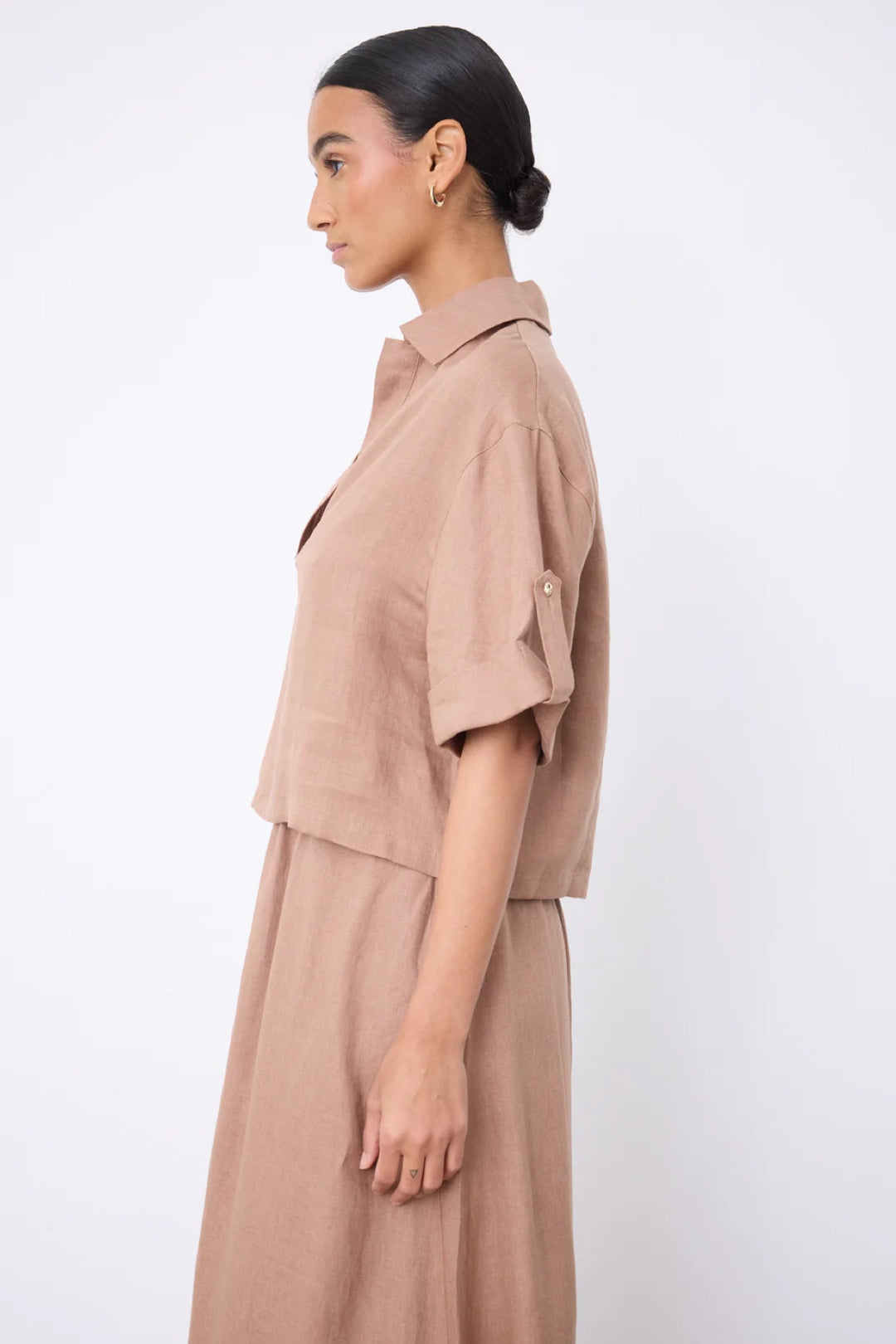 Blouse courte en lin à col ouvert vue de côté, manches courtes, tissu léger et respirant, idéale pour l&