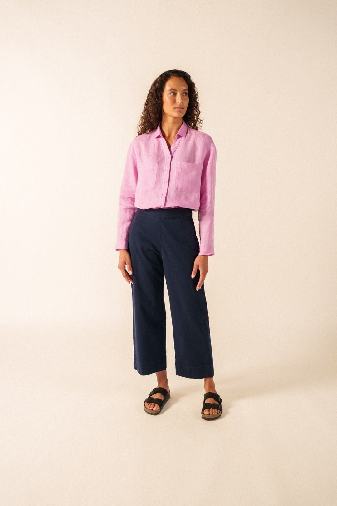 Blouse de lin CHARLENE fluide rose avec col classique et poches, tenue décontractée et élégante, manches longues, idéale pour confort quotidien.