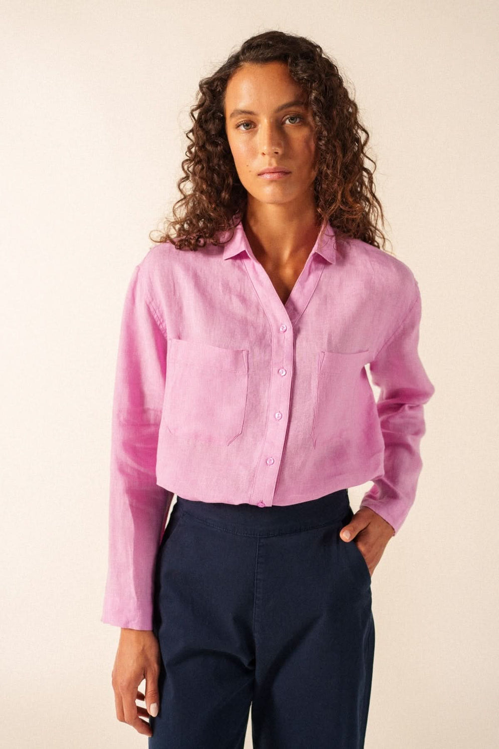 Blouse de lin CHARLENE rose fluide, manches longues, col classique, deux poches poitrine, look décontracté élégant, confortable et léger.