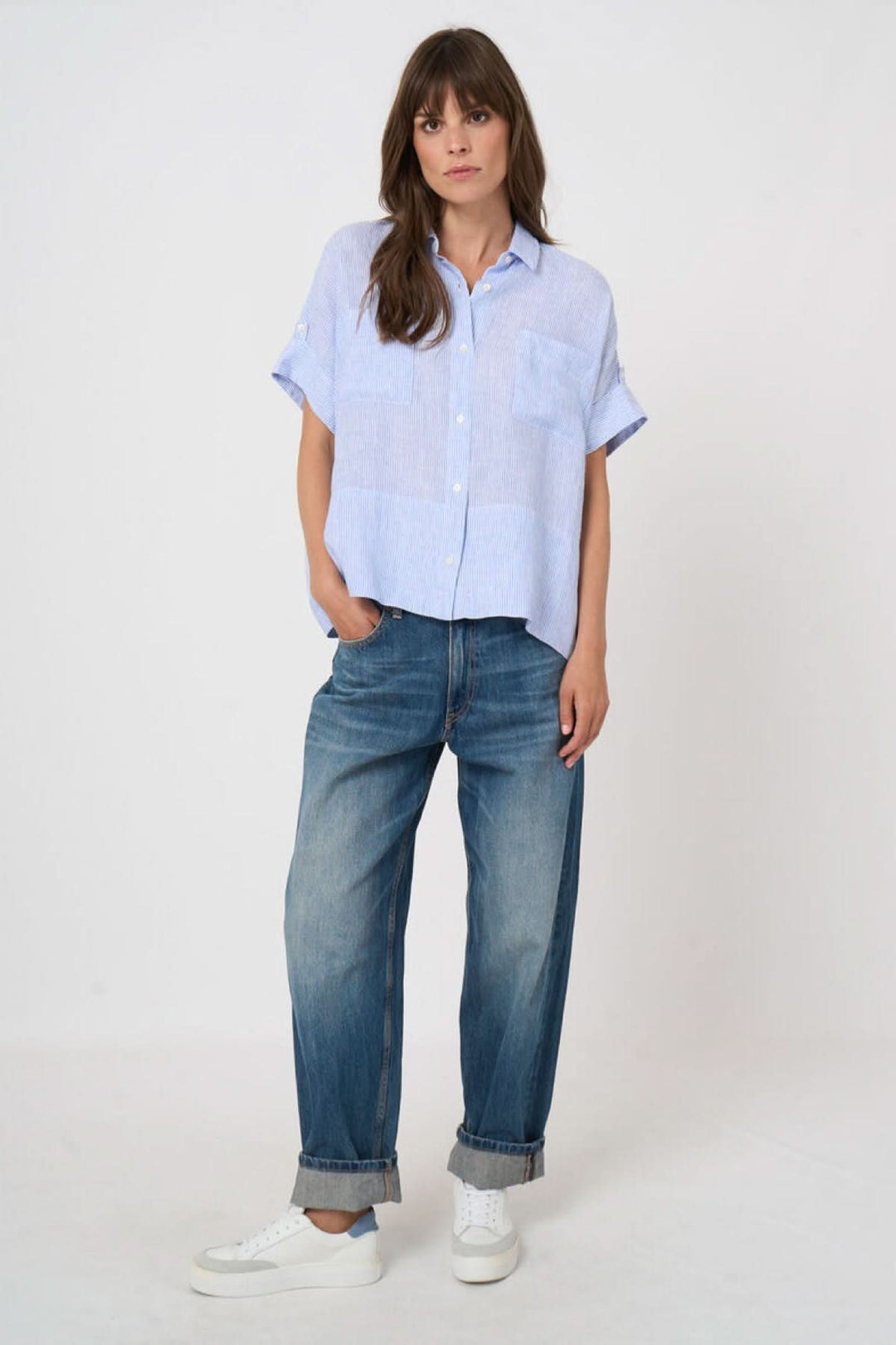 Blouse en lin à rayures fines avec manches courtes, col classique et fermeture boutonnée, style décontracté et moderne.