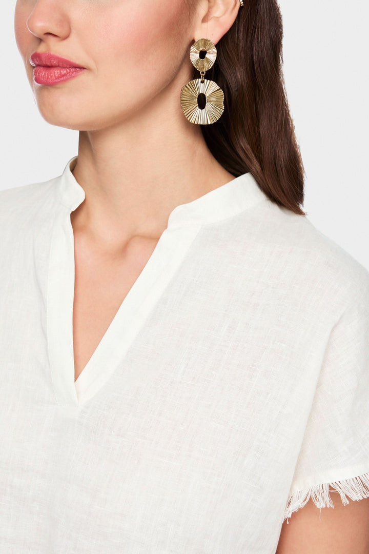 Blouse fluide à finitions effilochées avec encolure en V et manches courtes, parfaite pour un style décontracté et élégant.