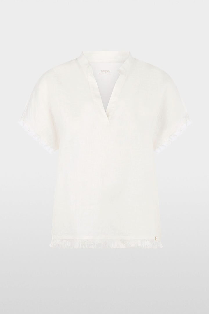 Blouse fluide à finitions effilochées blanche avec encolure en V ouverte et manches courtes, idéale pour un style décontracté et moderne.