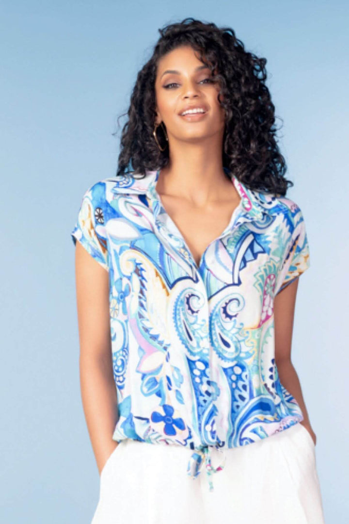 Blouse fluide imprimée avec encolure ouverte et motif graphique artistique, style décontracté et confortable.