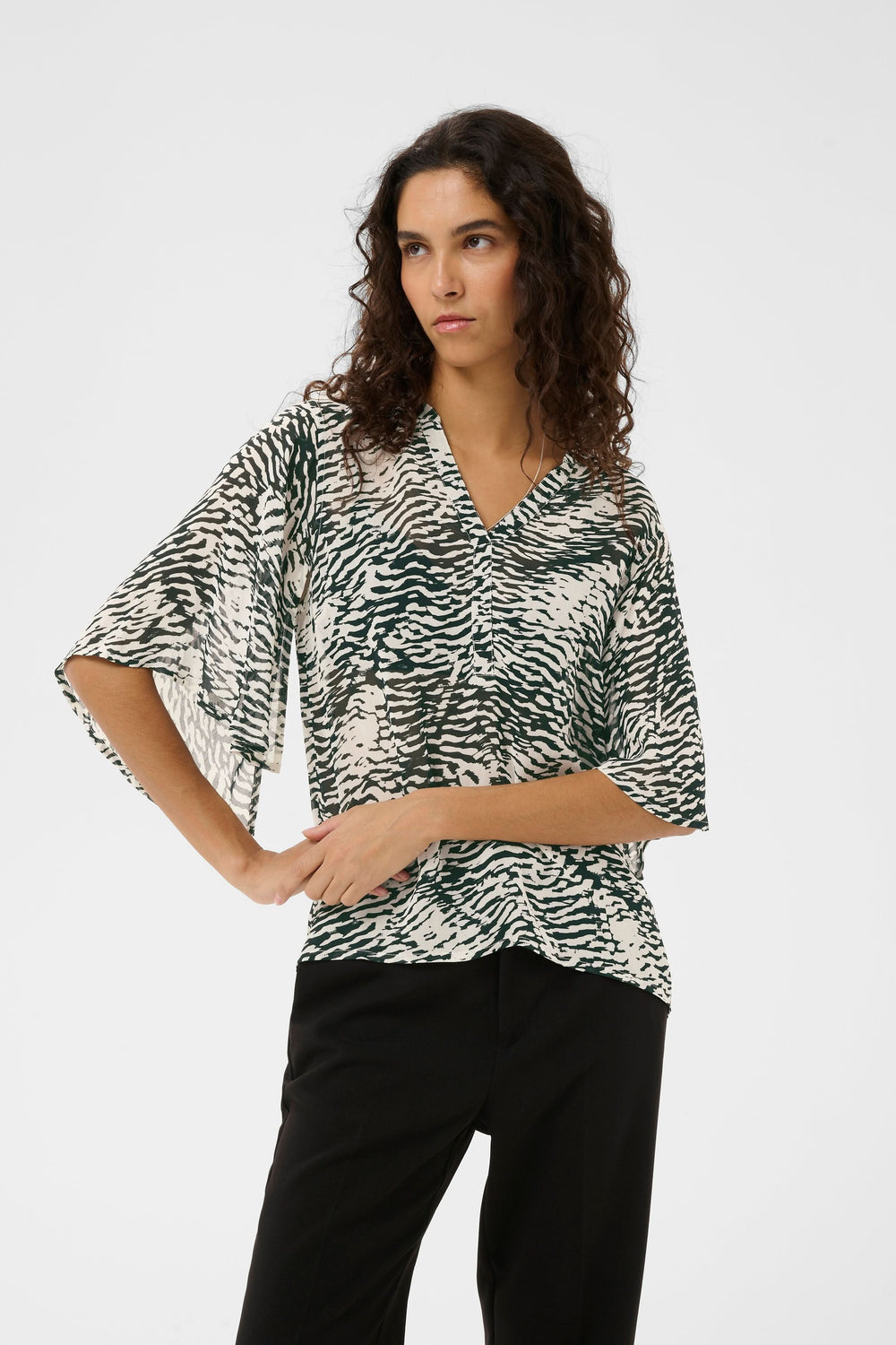 Blouse fluide imprimée Lyon en viscose légère avec manches larges, offrant une allure élégante et naturelle avec encolure en V.