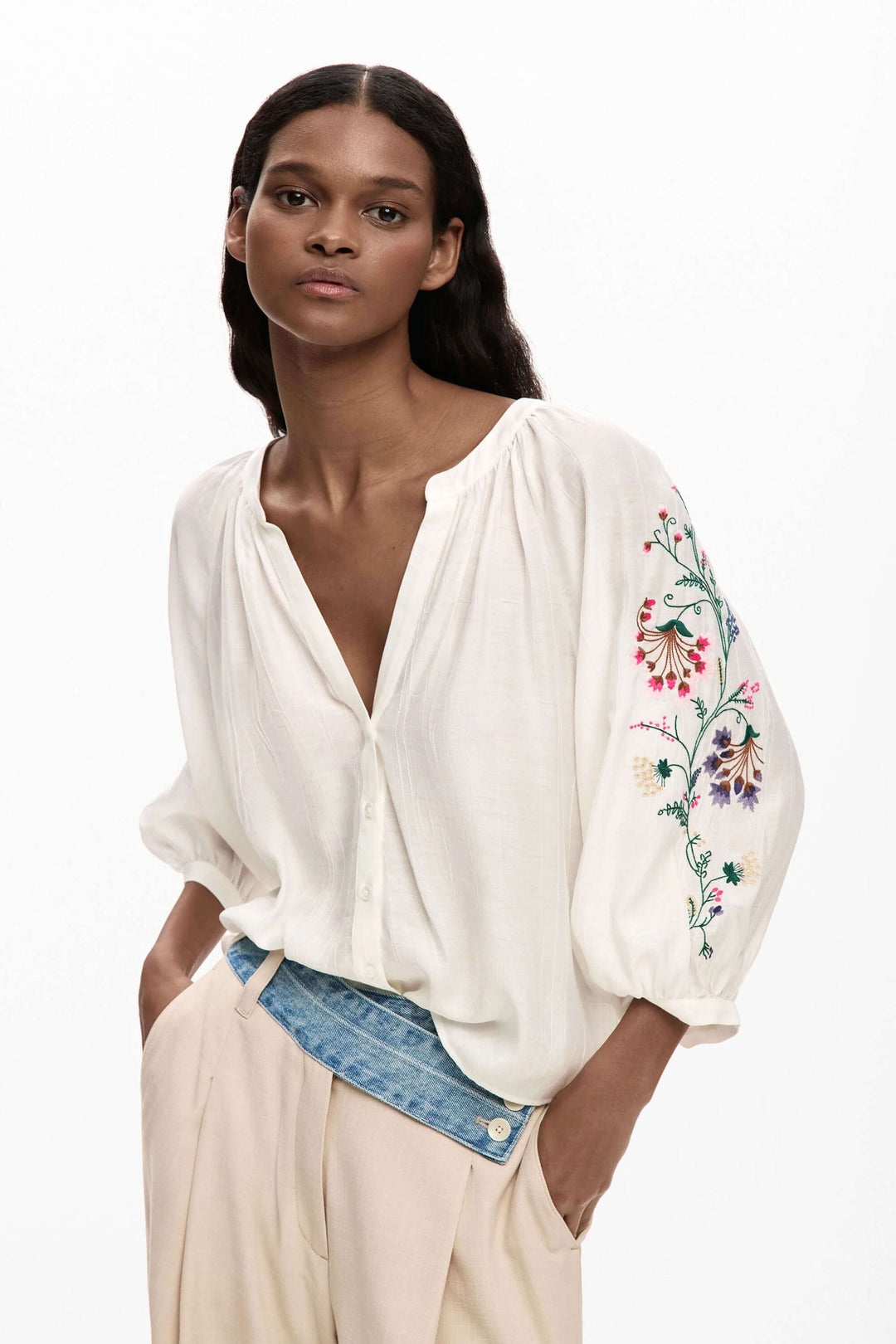 Blouse fluide à manches brodées avec broderies florales sur manches, idéale pour style décontracté ou habillé.