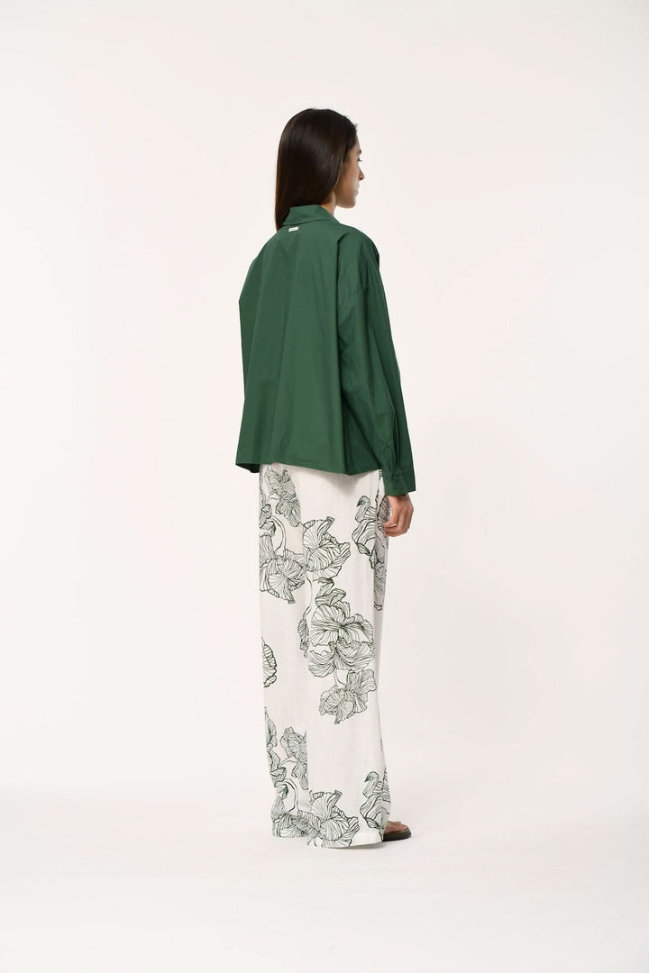 Vue arrière de la Blouse fluide à manches longues BISMA, vert, avec jupe blanche imprimée fleuri.