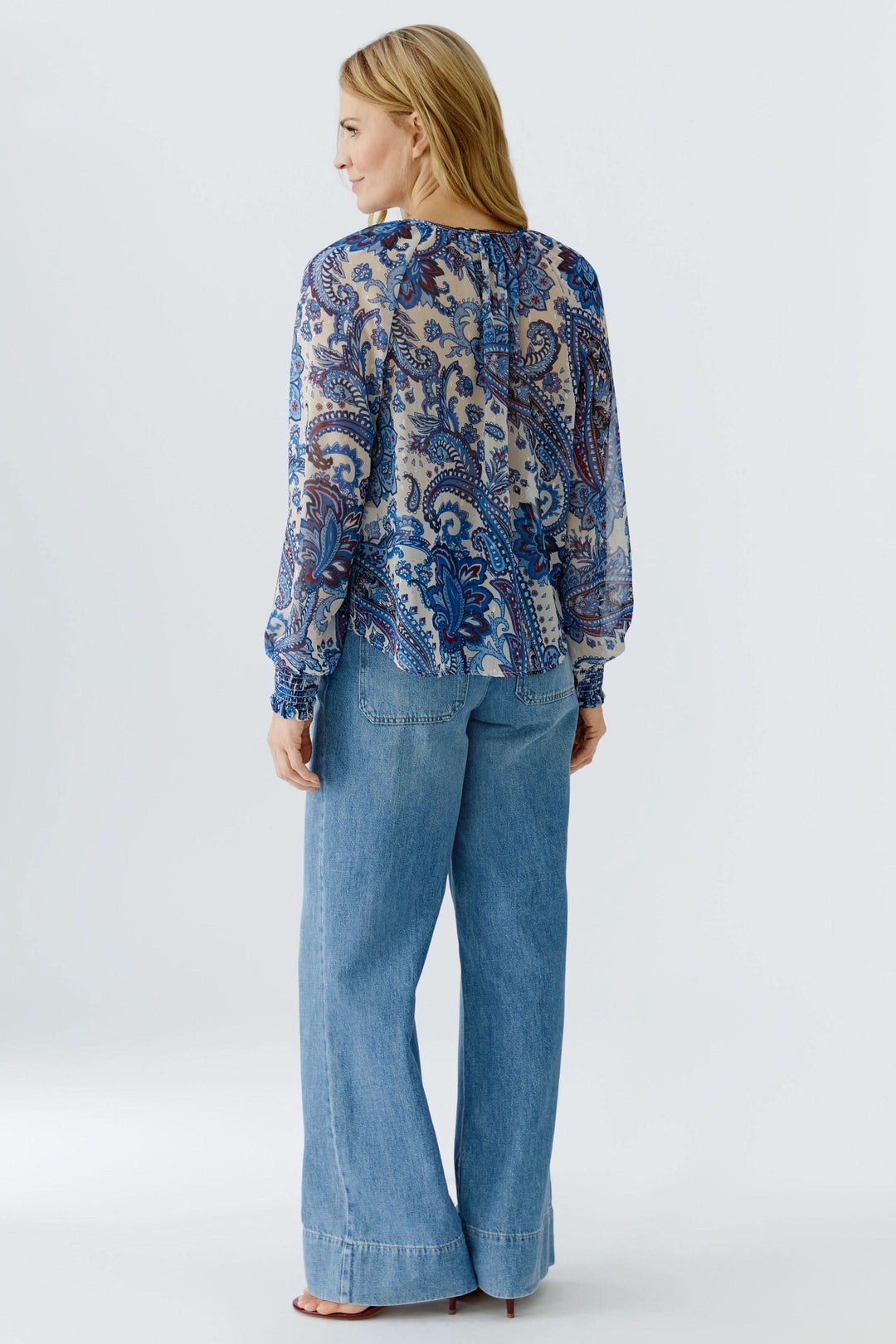 Blouse imprimée à manches longues au motif cachemire bohème avec encolure fendue et matière légère, vue de dos.