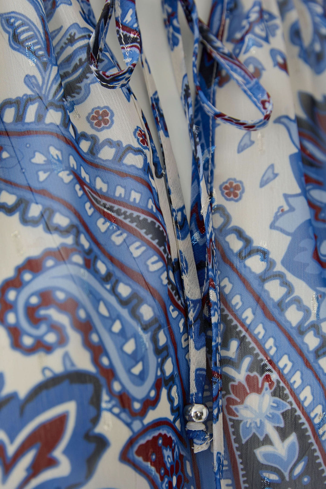 Blouse imprimée à manches longues avec motif cachemire bohème, détail lien à nouer.