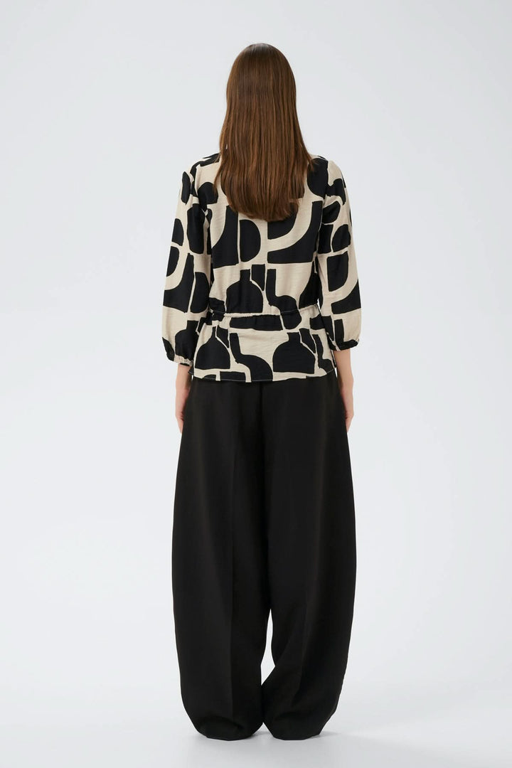 Blouse imprimée taille ajustable Lyn avec motif graphique, manches ¾ bouffantes et taille élastique, vue arrière.