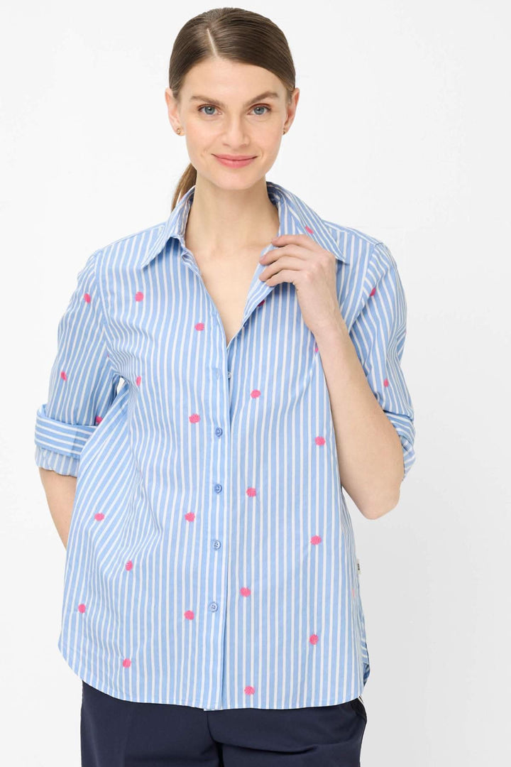 Blouse rayée à broderies contrastantes VIKI avec motif rayé vertical et broderies roses, style frais et contemporain.