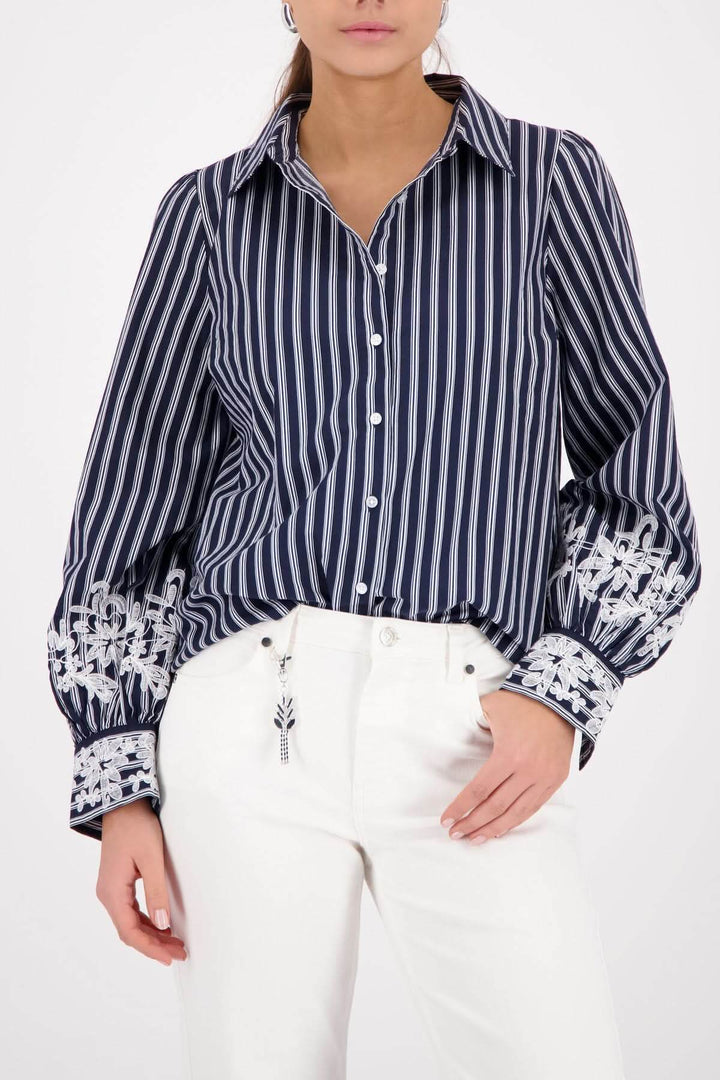 Blouse à rayures avec broderies florales et col classique, parfaite pour un style élégant et décontracté.